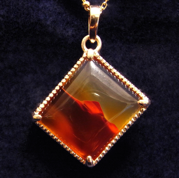 めのうと透かし模様のネックレス