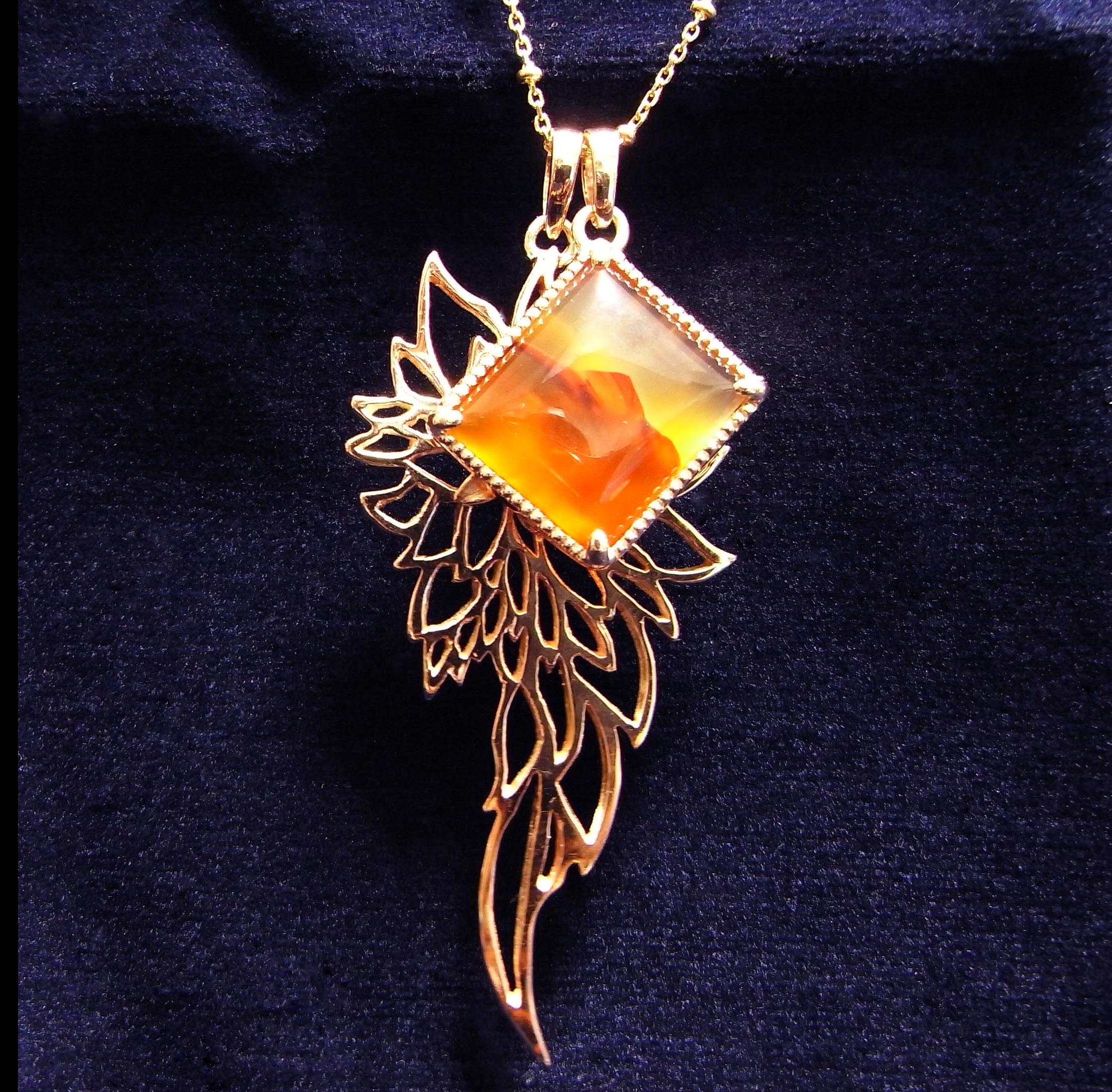 めのうと透かし模様のネックレス