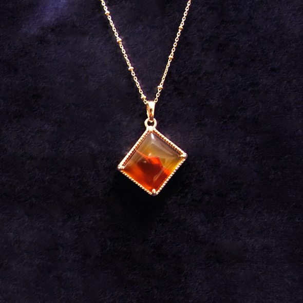 めのうと透かし模様のネックレス ピクチャーめのうだけを着けた図 K10イエローゴールド 写真4