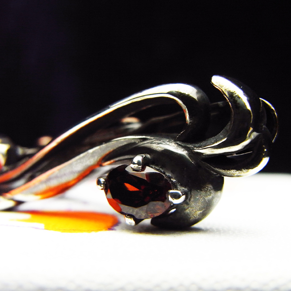 いぶし銀とガーネットのネクタイピン