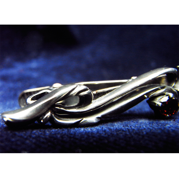 ガーネットのネクタイピン 疾走する馬のたてがみのイメージ SV925 ガーネット 写真2