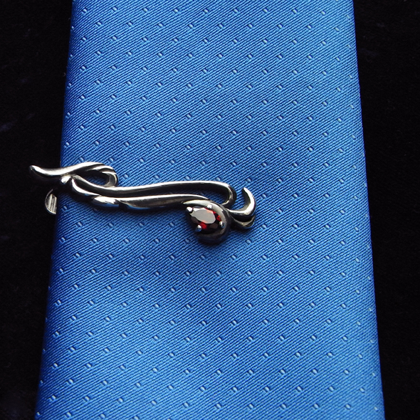 ガーネットのネクタイピン ネクタイに留めた図 SV925 ガーネット 写真3