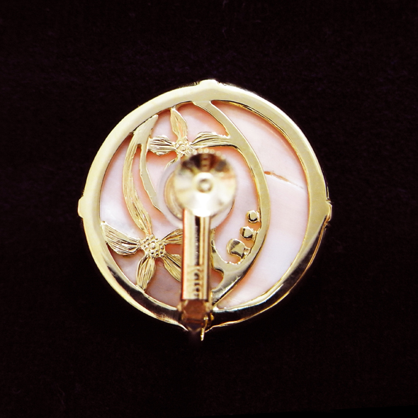 透かし模様の入った珊瑚のイヤリング