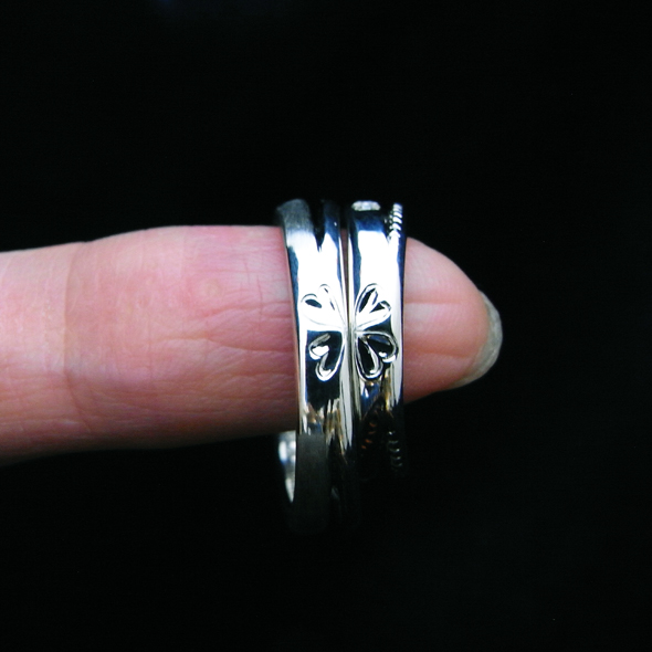 クローバーを彫り込んだマリッジリング