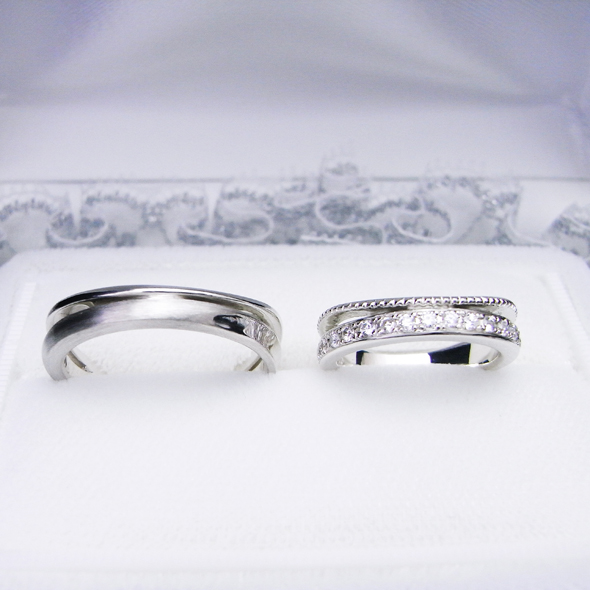 クローバーを彫り込んだマリッジリング