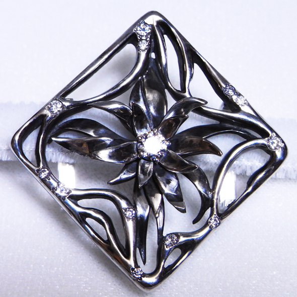 いぶし銀とジルコニアの帯留め