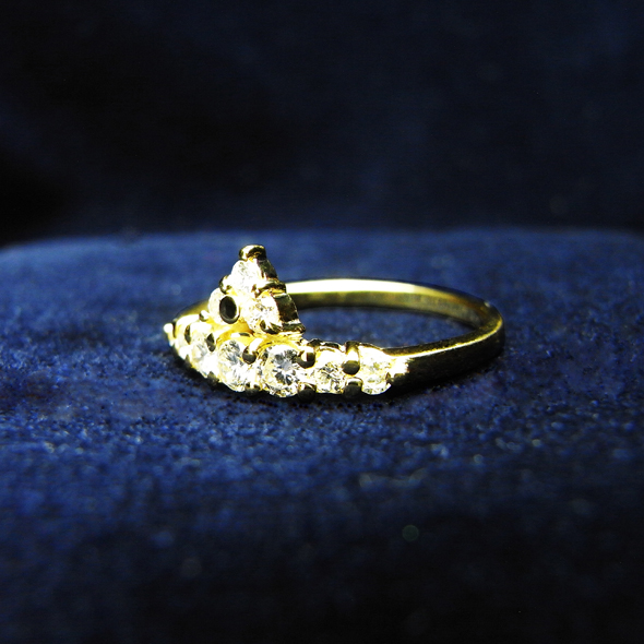 エメラルドとダイヤモンドのリング 斜めから見た図 K18イエローゴールド ダイヤモンド 写真2