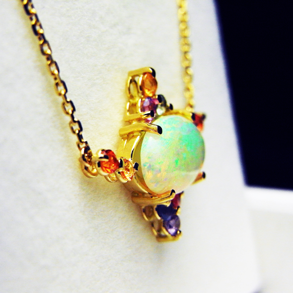 オパールとカラーサファイアのネックレス 斜めから見た図 K18イエローゴールド オパール カラーサファイア 写真4