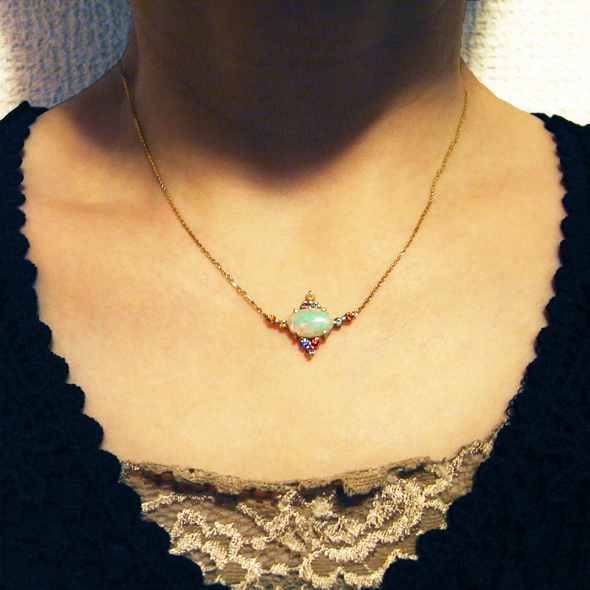 オパールとカラーサファイアのネックレス 着用図 K18イエローゴールド オパール カラーサファイア 写真3