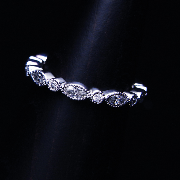 ダイヤモンドのフルエタニティリングとマリッジリング