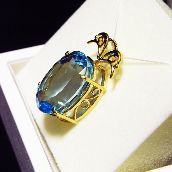 アクアマリンのパリュール リフォーム後のネックレストップ K18イエローゴールド アクアマリン 写真4