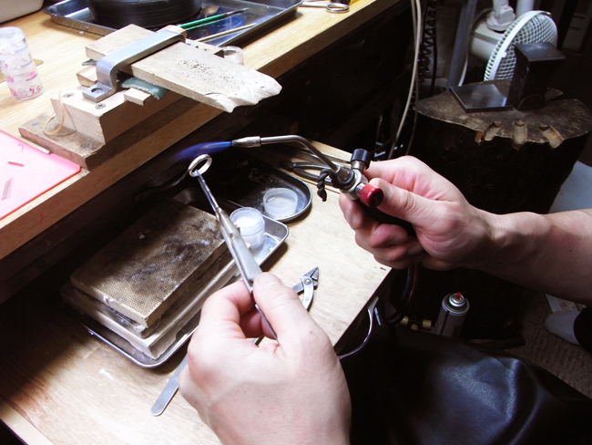 ムーンストーンとアメジストのピンバッジ