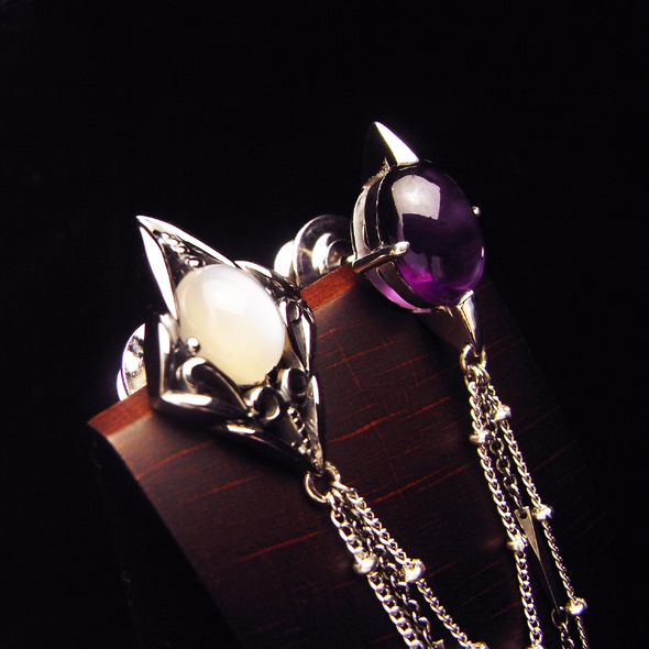 ムーンストーンとアメジストのピンバッジ