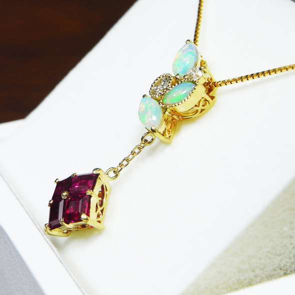 ルビー、オパール、ダイヤモンドのネックレス