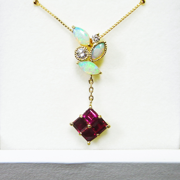 ルビー、オパール、ダイヤモンドのネックレス