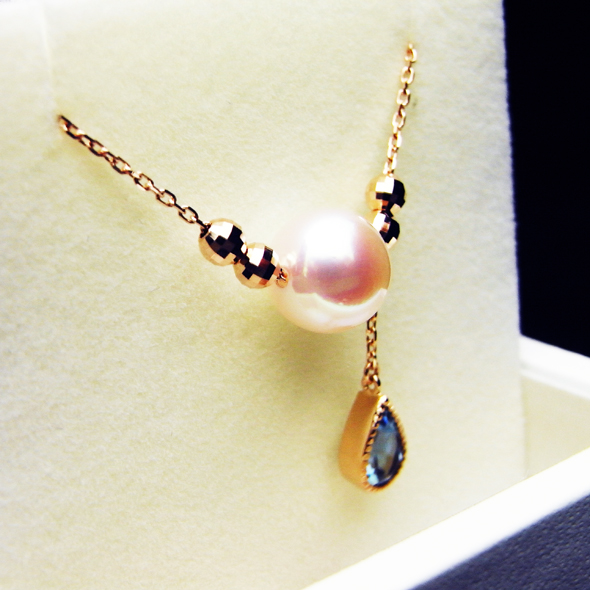 パールとアクアマリンのネックレス 斜めから見た図 K10ピンクゴールド 真珠 アクアマリン 写真4