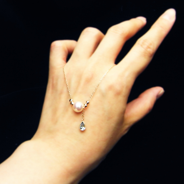 パールとアクアマリンのネックレス 手にかけた図 K10ピンクゴールド 真珠 アクアマリン 写真3