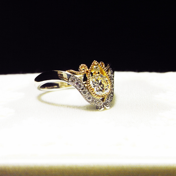 ダイヤモンドのコンビエンゲージリング 斜めから見た図 Pt900 K18イエローゴールド ダイヤモンド 写真2