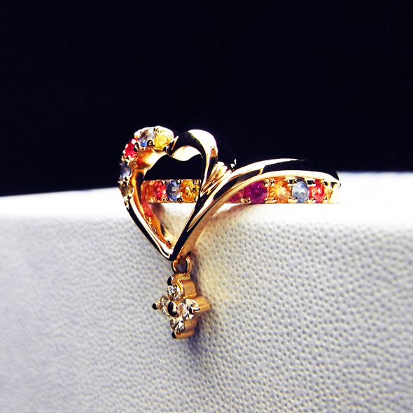 カラーサファイアとダイヤモンドのピンキーリング 斜めから見た図 K18ピンクゴールド カラーサファイア ダイヤモンド 写真3