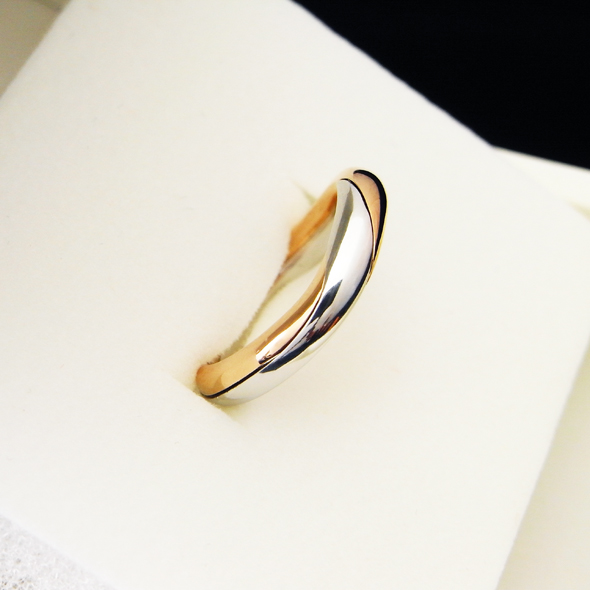 アクアマリンの入ったギメルリング 斜めから見た図 K18ピンクゴールド SV925 アクアマリン 写真5