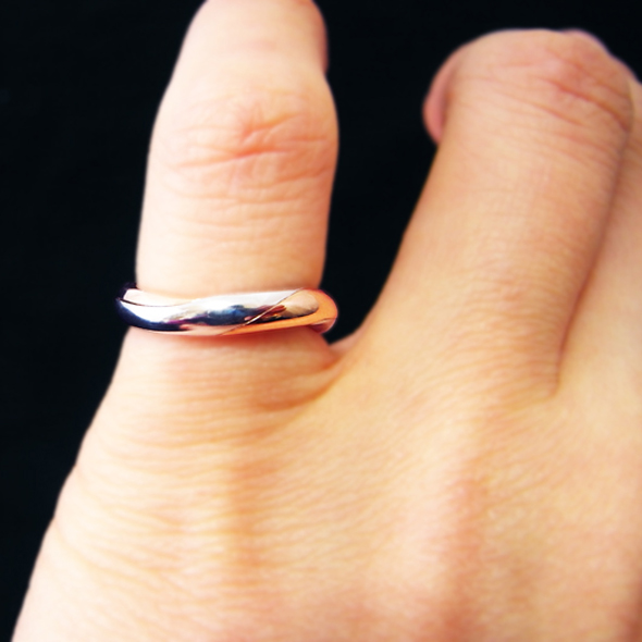 アクアマリンの入ったギメルリング 着用図 K18ピンクゴールド SV925 アクアマリン 写真4