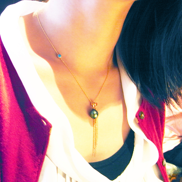 華真珠のネックレス 着用図 K18ピンクゴールド 華真珠 オレンジサファイア トルコ石 写真3