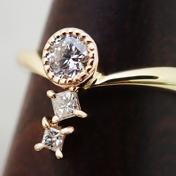 ラウンドとスクエアダイヤモンドのエンゲージリング 拡大図 K18イエローゴールド K18ピンクゴールド ダイヤモンド 写真2