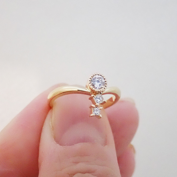 ラウンドとスクエアダイヤモンドのエンゲージリング 斜めから見た図 K18イエローゴールド K18ピンクゴールド ダイヤモンド 写真4