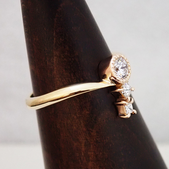 ラウンドとスクエアダイヤモンドのエンゲージリング 側面図 K18イエローゴールド K18ピンクゴールド ダイヤモンド 写真5