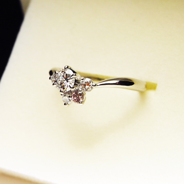 ピンクダイヤモンドをあしらったエンゲージリング 斜めから見た図 Pt900 ダイヤモンド ピンクダイヤモンド 写真4