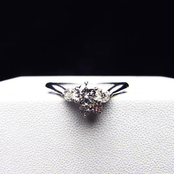 ピンクダイヤモンドをあしらったエンゲージリング