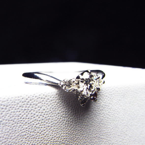 ピンクダイヤモンドをあしらったエンゲージリング 斜めから見た図 Pt900 ダイヤモンド ピンクダイヤモンド 写真2