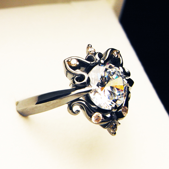 大粒ジルコニアのメンズリング 斜めから見た図 SV925 キュービックジルコニア 写真2