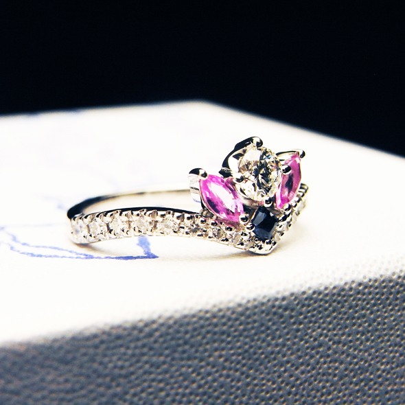 ダイヤモンドとサファイアのエンゲージリング 斜めから見た図 Pt900 ダイヤモンド ブルーサファイア ピンクサファイア 写真2