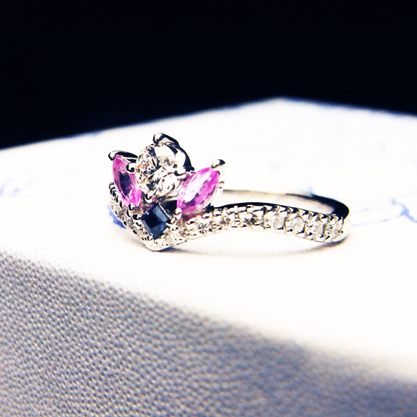ダイヤモンドとサファイアのエンゲージリング 斜めから見た図 Pt900 ダイヤモンド ブルーサファイア ピンクサファイア 写真2