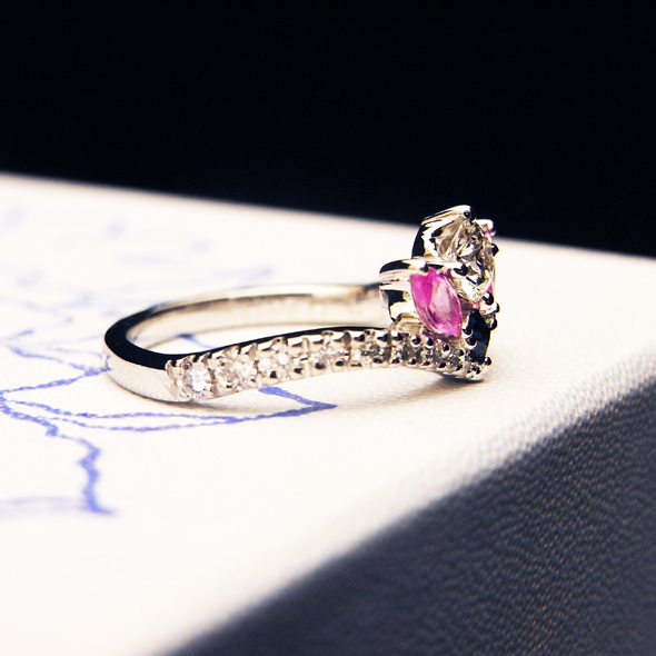 ダイヤモンドとサファイアのエンゲージリング 側面図 Pt900 ダイヤモンド ブルーサファイア ピンクサファイア 写真4