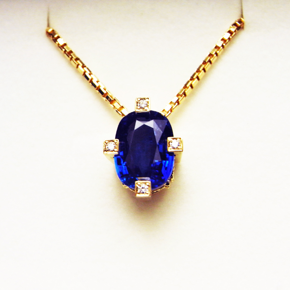 石座にダイヤモンドをあしらったサファイアのネックレス