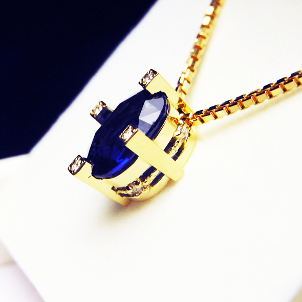 石座にダイヤモンドをあしらったサファイアのネックレス 側面図 K18イエローゴールド ダイヤモンド サファイア 写真3
