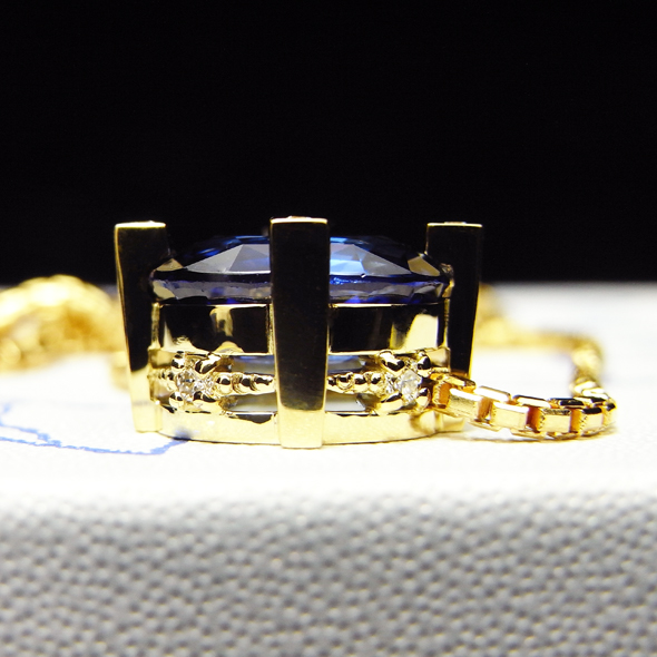 石座にダイヤモンドをあしらったサファイアのネックレス