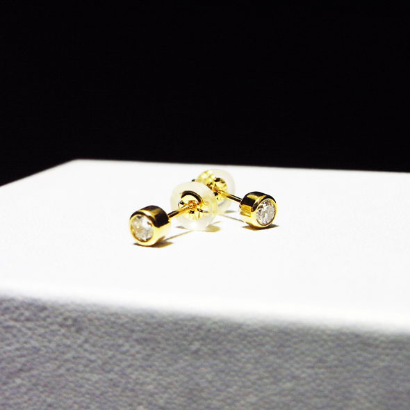 取り外したダイヤモンドから作った一粒石のピアス 全体図 K18イエローゴールド ダイヤモンド 写真3