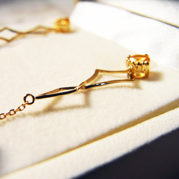 石座にダイヤモンドをあしらったサファイアのネックレス ねじり細工の拡大図 K18イエローゴールド オレンジサファイア 写真4