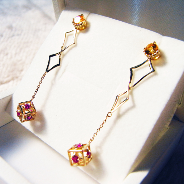 オレンジサファイアとルビーのキュービック型ピアス