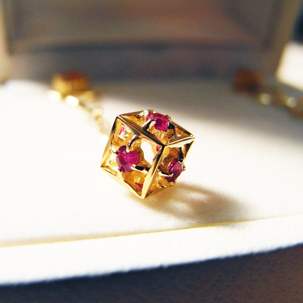 オレンジサファイアとルビーのキュービック型ピアス