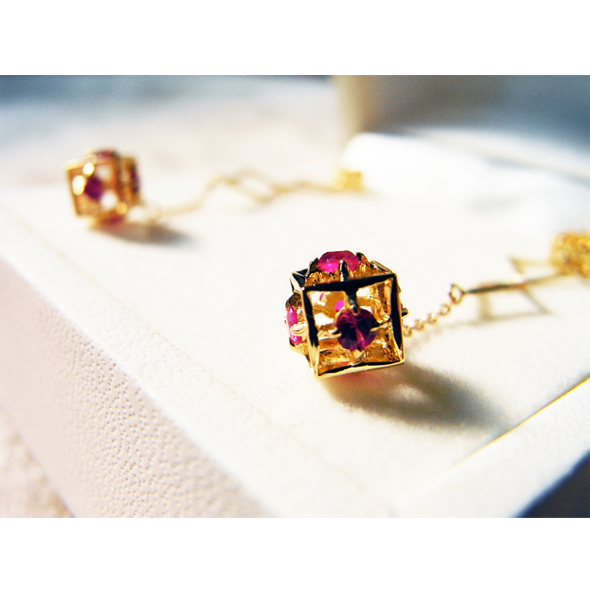 石座にダイヤモンドをあしらったサファイアのネックレス ルビーを留めたキュービックの部分 K18イエローゴールド オレンジサファイア ルビー 写真2