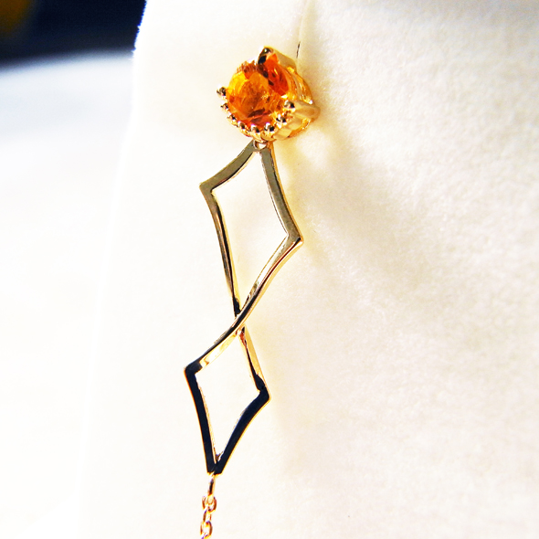 石座にダイヤモンドをあしらったサファイアのネックレス ねじり細工とオレンジサファイア K18イエローゴールド オレンジサファイア 写真3