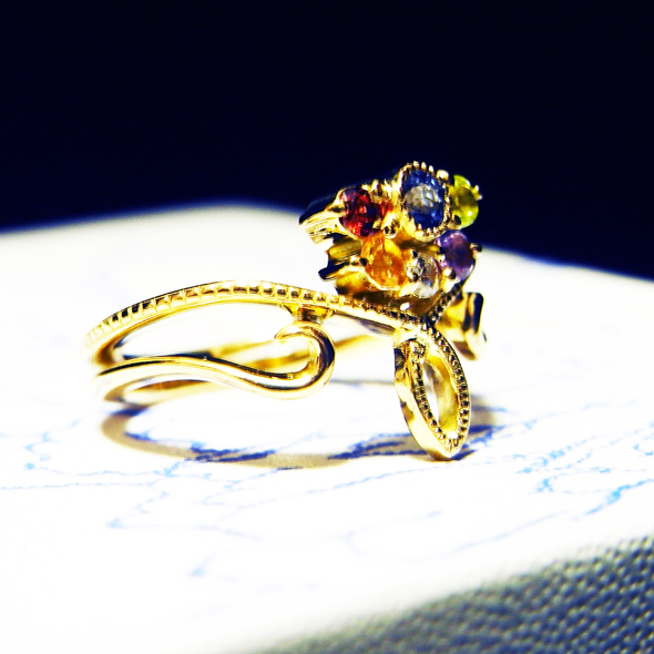 タンザナイトとマルチストーンのピンキーリング 斜めから見た図 K18イエローゴールド タンザナイト ペリドット ガーネット アメジスト ダイヤモンド 写真2