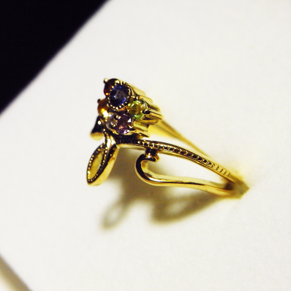 タンザナイトとマルチストーンのピンキーリング 側面図 K18イエローゴールド タンザナイト ペリドット ガーネット アメジスト ダイヤモンド 写真5