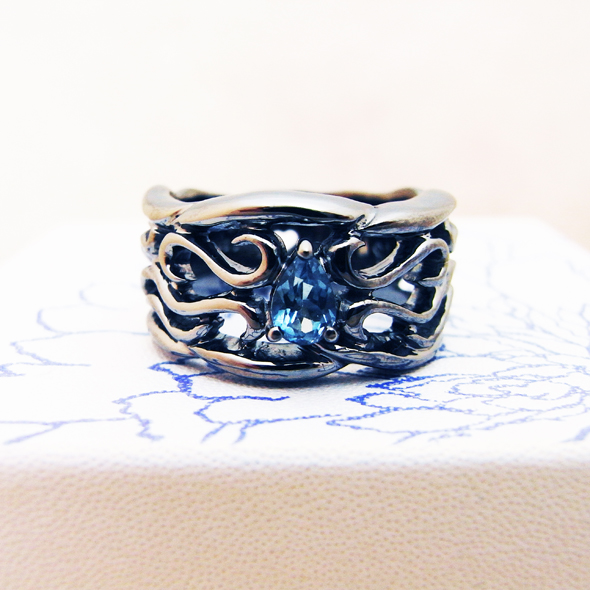 アクアマリンのブラックカラーメンズリング