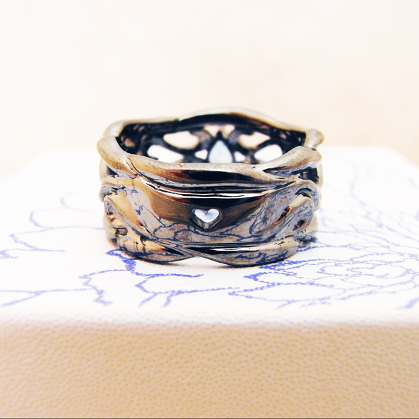 アクアマリンのブラックカラーメンズリング