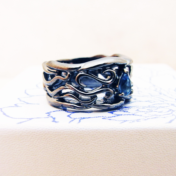 アクアマリンのブラックカラーメンズリング 斜めから見た図 SV925 アクアマリン 写真2